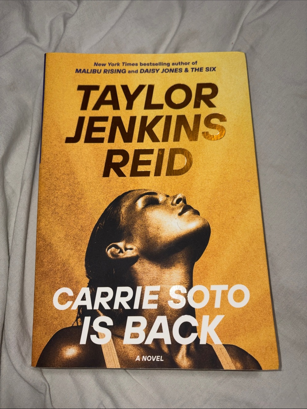Book: Taylor Jenkins Reid - Carrie Soto Is Back (Gold/Black)